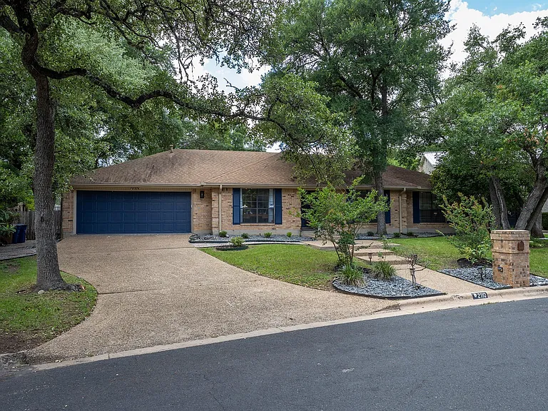 2110 Wychwood Dr — Photo 3