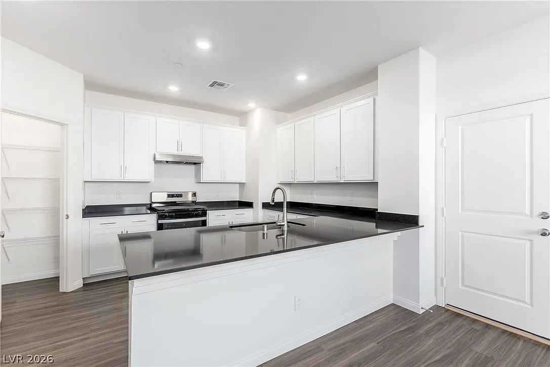 4 bed, 3.0 bath, 2040 sqft, $2,423 — Photo 2