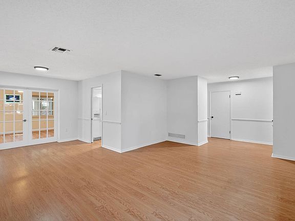 5th image of 3450 Laurel Dr