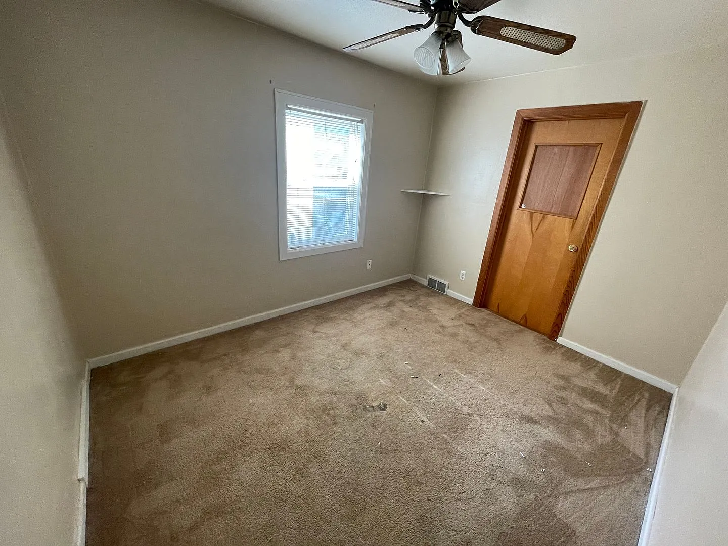 3 bedroom, 1 bathroom and detached garage! — Photo 3