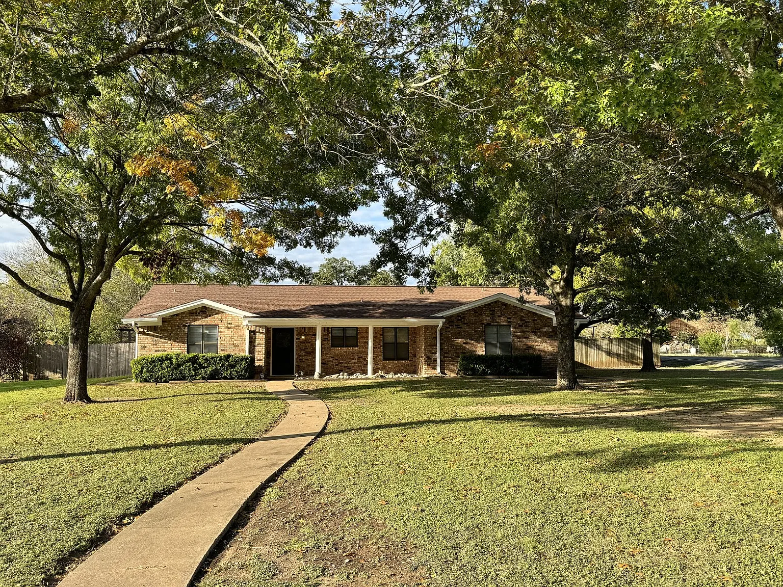 3 bed, 2.0 bath, 2394 sqft, $3,195 — Photo 3