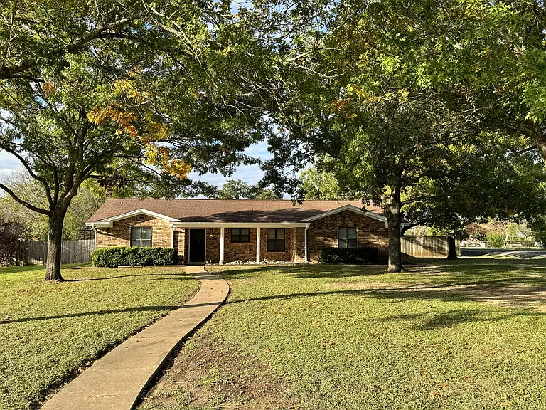140 Towne West Dr — Photo 3