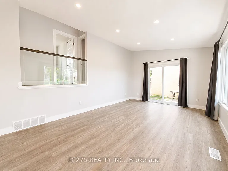 49 Caprice Cres — Photo 3