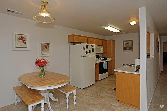 Yosemite Terrace Apartments — Photo 14