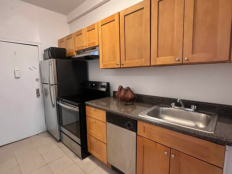531 Hudson St #2F — Photo 7