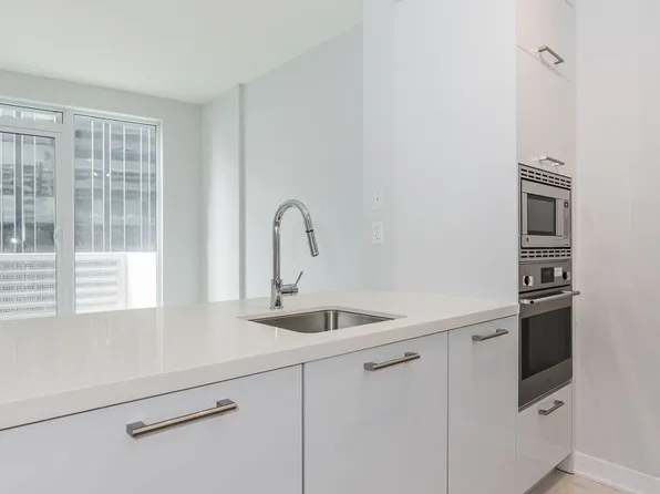 2221 Yonge St, Toronto, ON