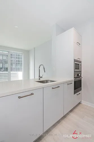 2221 Yonge St Photo 1 2221 Yonge St Photo 1