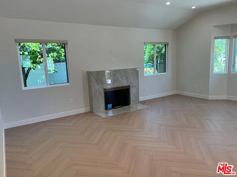 13338 Magnolia Blvd — Photo 10