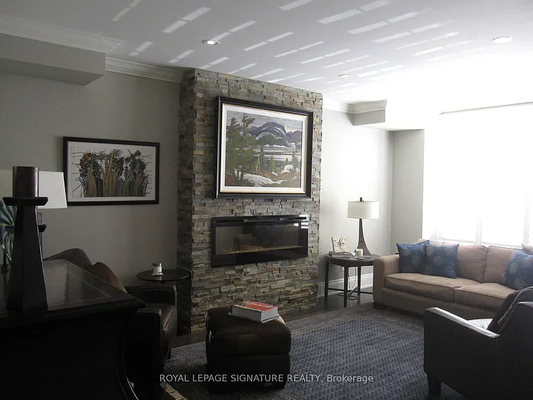 18B Algoma St — Photo 36