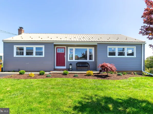 48 W Pennsylvania Ave, Stewartstown, PA 17363