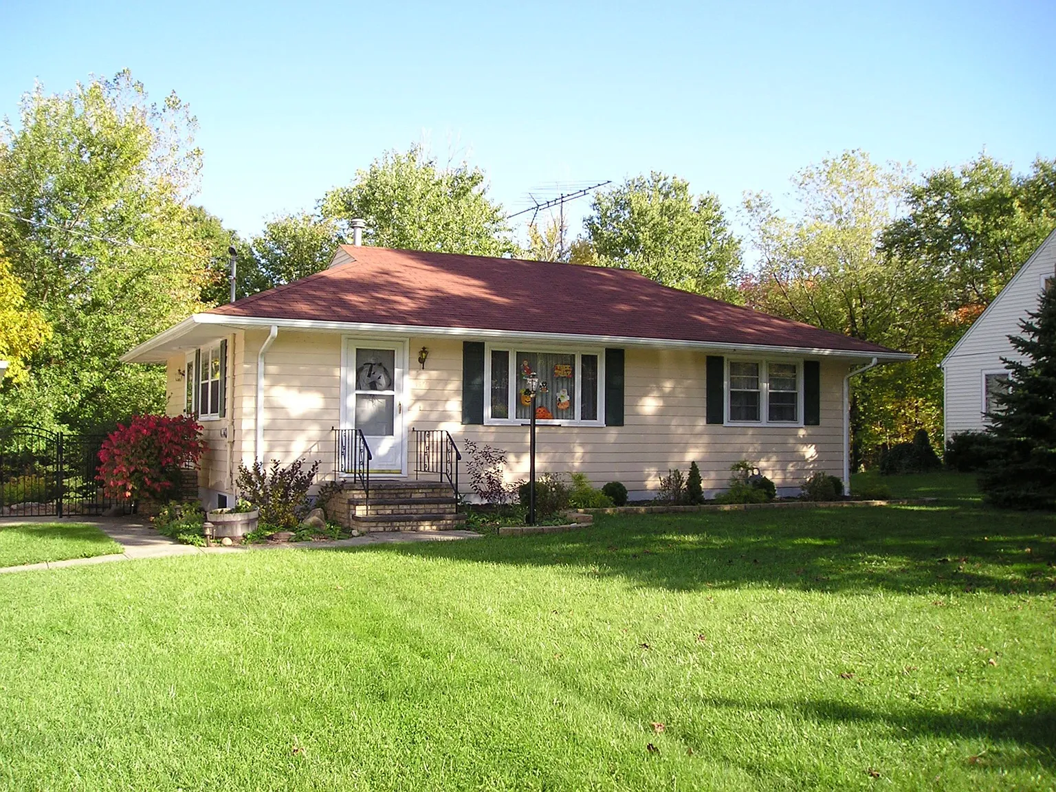 447 Lakewood Ave photo 1