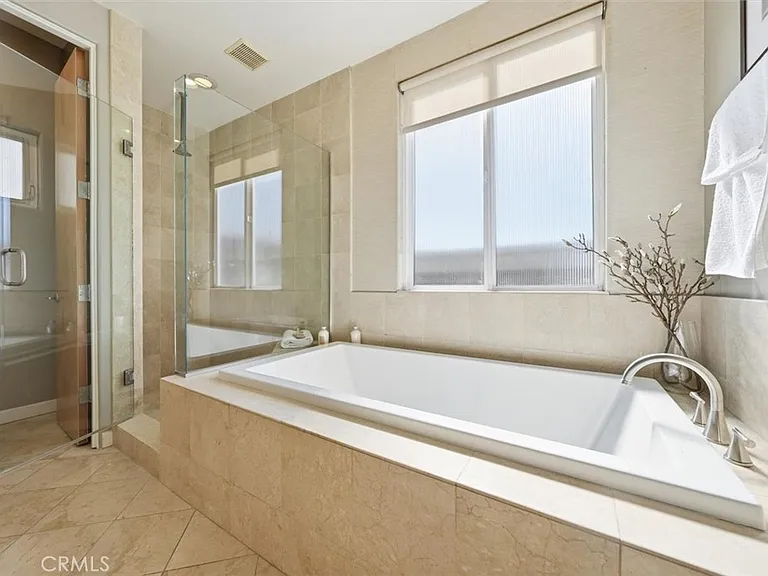 2406 Ocean Dr — Photo 15
