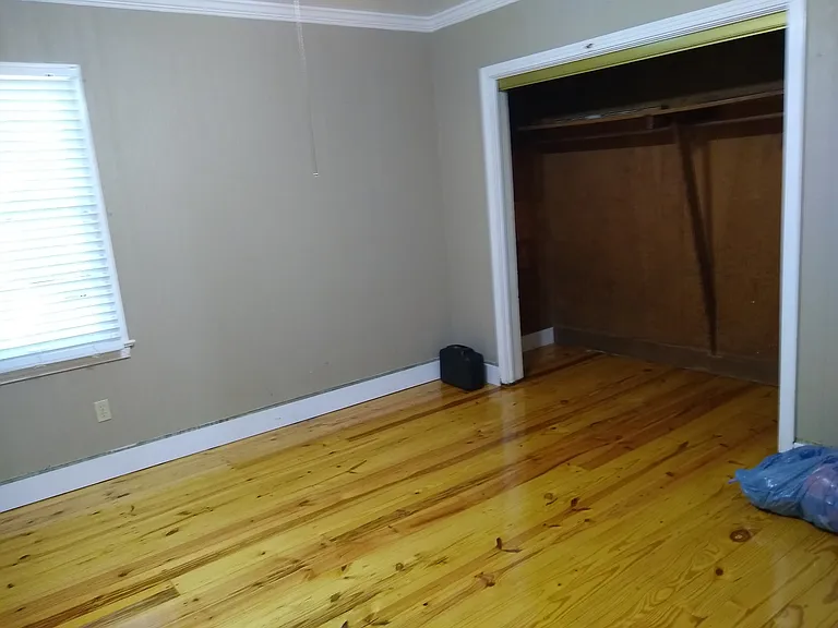 Back bedroom: huge closet!
