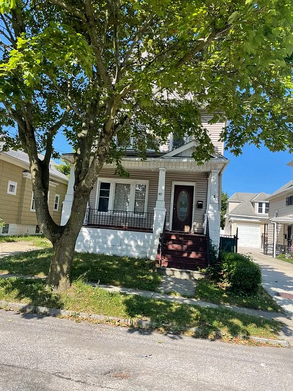 3 bed, 1.0 bath, 1200 sqft, $1,450 — Photo 1