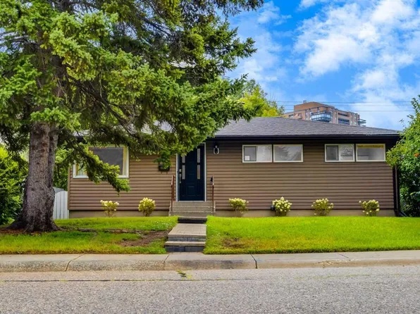 30 W Hutton Pl SW, Calgary, AB T2V 3B6
