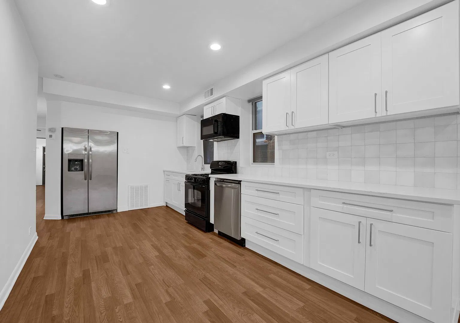 2 bed, 1000 sqft, $2,200 — Photo 3