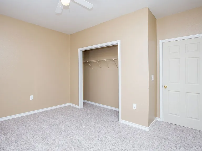 Lago Vista Apartments — Photo 27