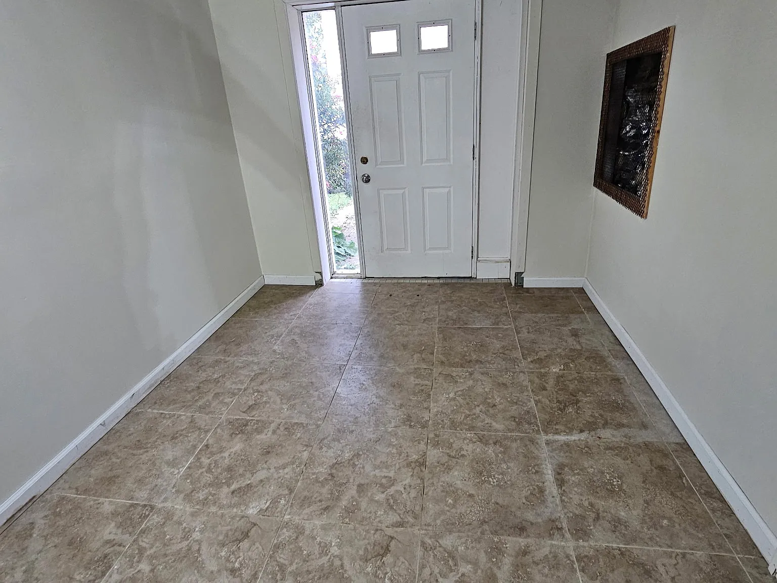 3 bed, 1.5 bath, 1200 sqft, $2,400 — Photo 2