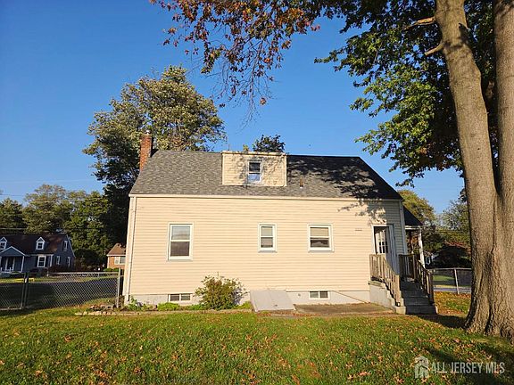 3rd image of 1438 Huron Rd