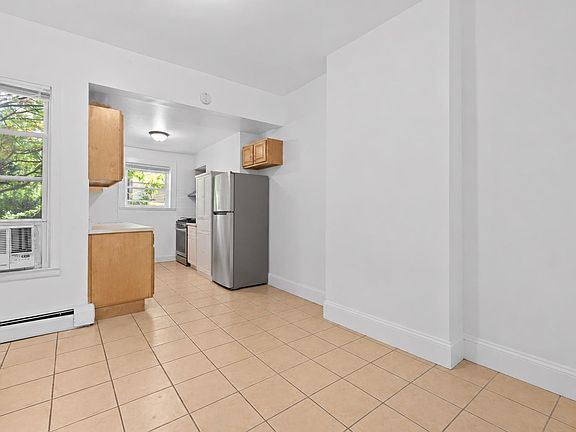 3rd image of 86 Griffith St #2