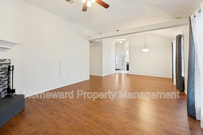 3 bed, 2.0 bath, 1345 sqft, $1,799 — Photo 2