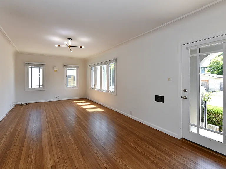 619 Seymour St — Photo 4