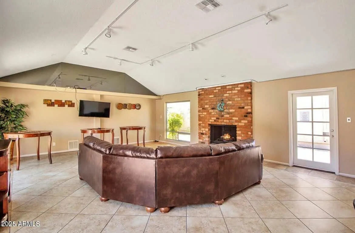 2 bed, 982 sqft, $5,000 — Photo 4