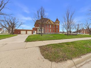 402 2nd St SE, Melrose, MN 56352