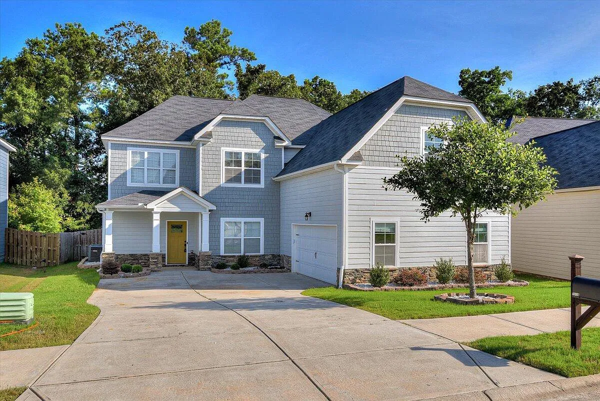 4 bed, 2.5 bath, 3177 sqft, $2,200 — Photo 1
