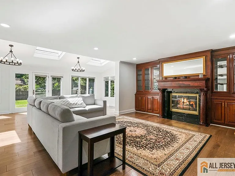 16 Phyllis Pl — Photo 8