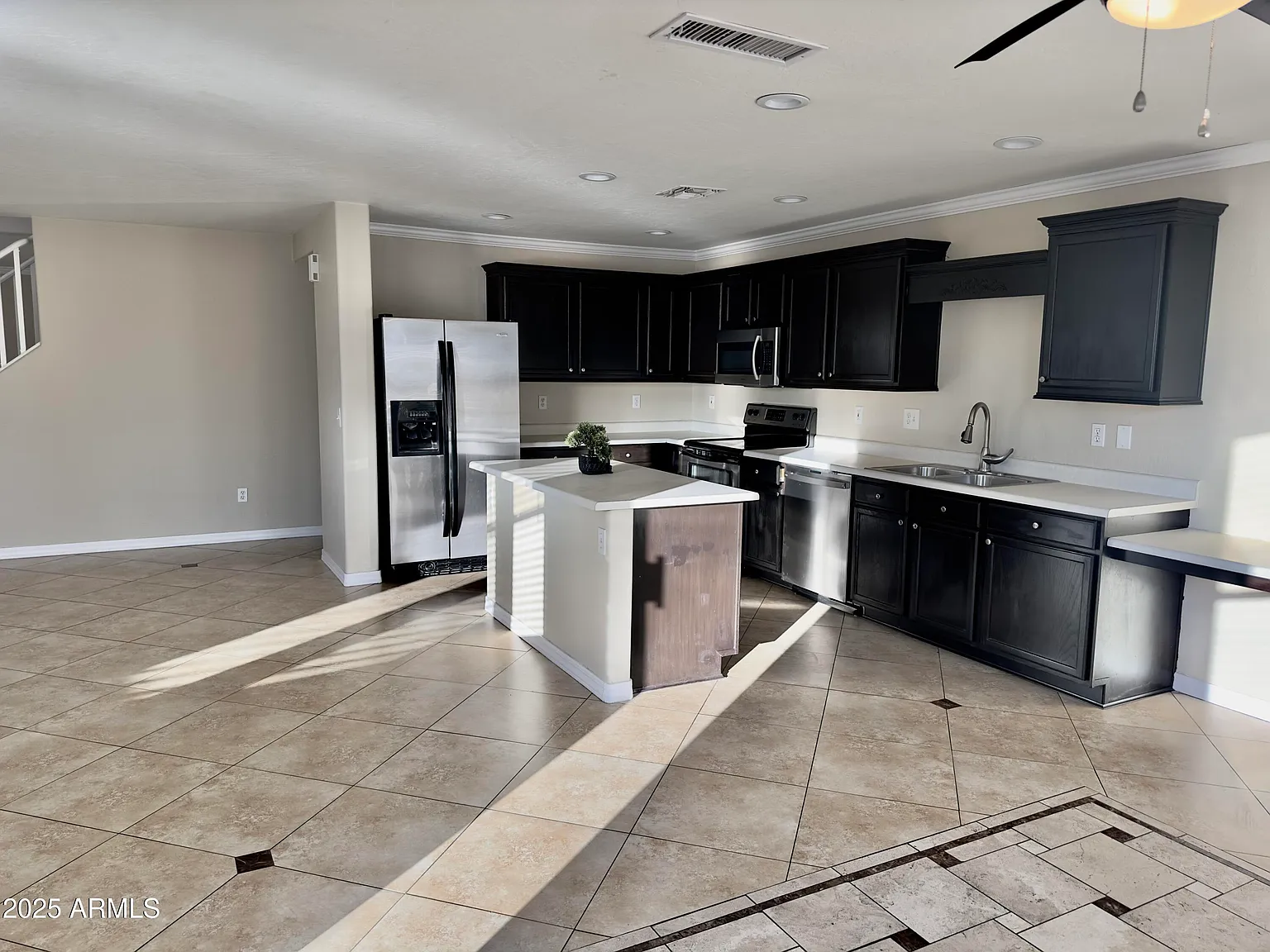 5 bed, 2.5 bath, 3094 sqft, $3,000 — Photo 2