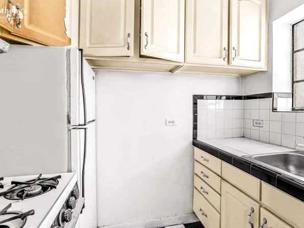 299 West 12th Street 8A image 3 of 13