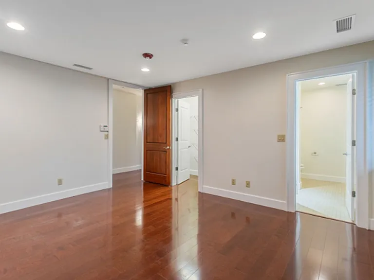 115 E Jefferson St — Photo 22