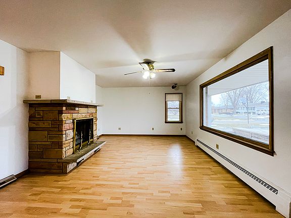 3rd image of 23 Manhattan Dr