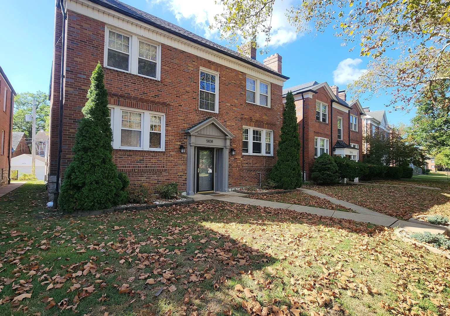 One Bedroom Apartment with Garage Parking! — Photo 1