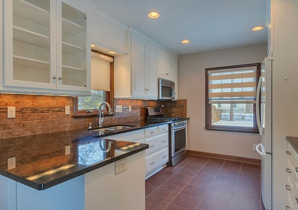 1st image of 808 6th Ave N