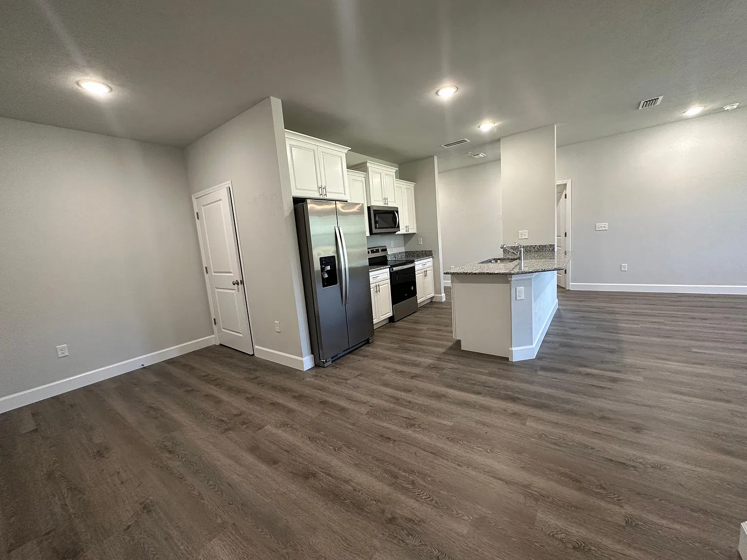 3 bed, 1250 sqft, $1,900 — Photo 1