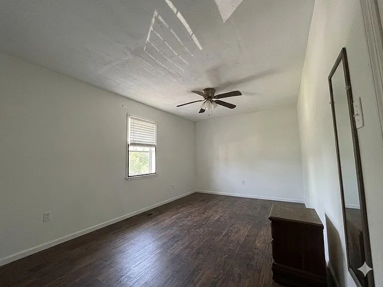 512 Crystal Crk W — Photo 4