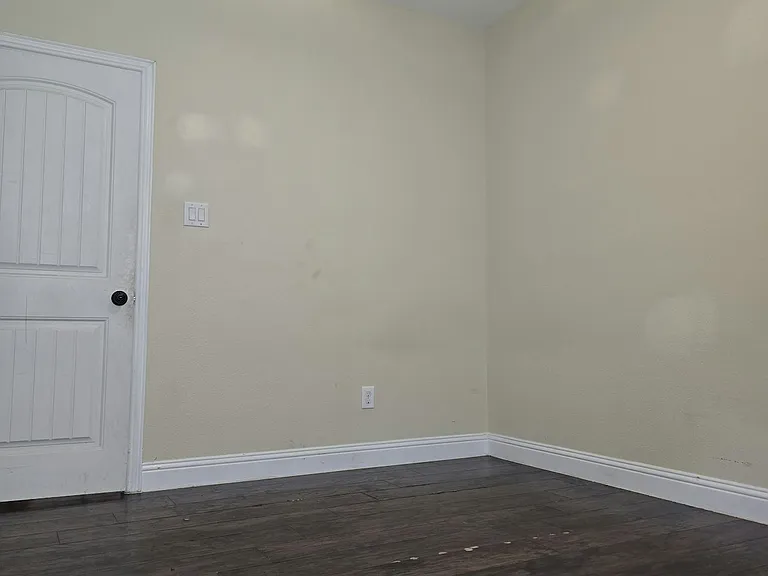 809 Tapley St — Photo 3