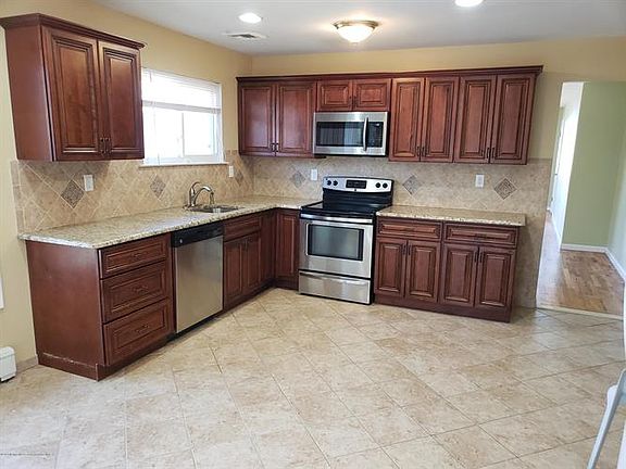 2nd image of 27 Mount Matterhorn Ln