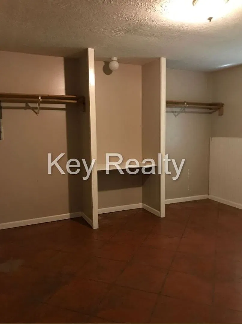 15TH ST 111-117 — Photo 4