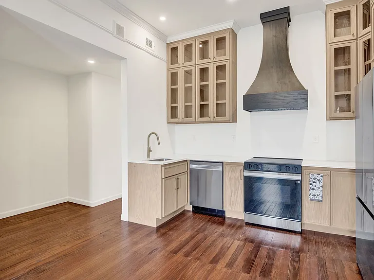 307 E Liberty St — Photo 13