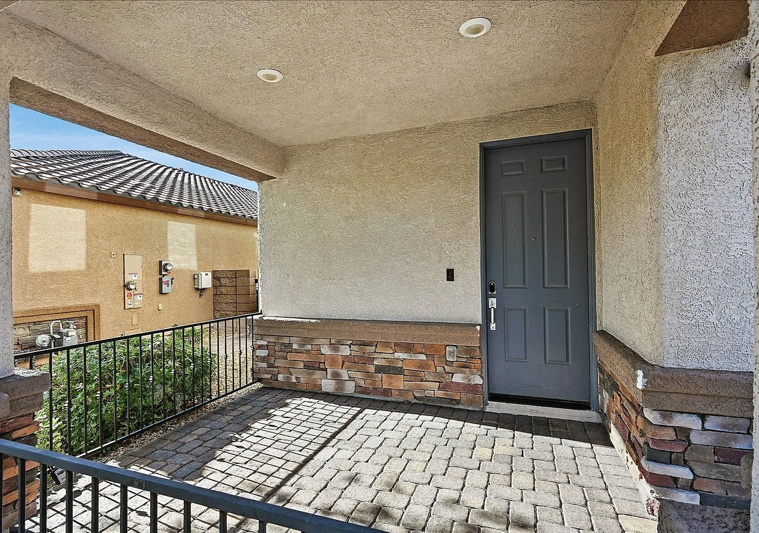Stunning Next-Gen Home! 5 Bedrooms 5 Bathrooms In Gated Community! — Photo 2