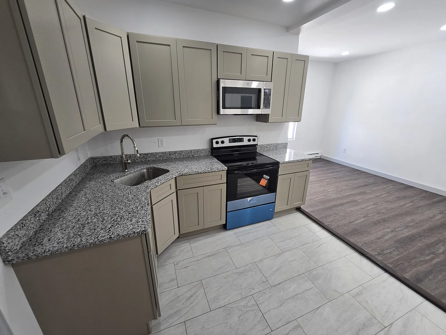 2 bed, 1000 sqft, $1,250 — Photo 3
