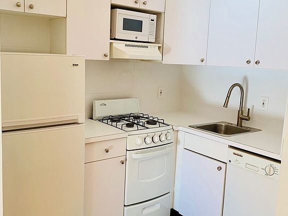 3rd image of 162 W 75th St #5RR