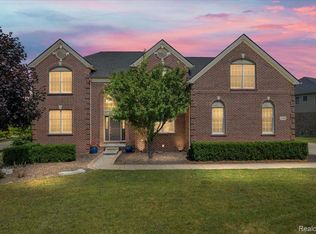 17904 Crestbrook Dr, Northville, MI 48168