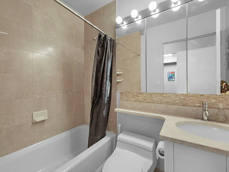 250 E 40th St #5CD — Photo 10
