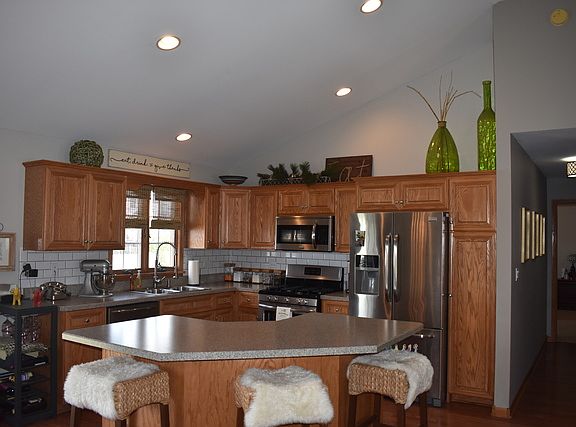 3rd image of 892 Wedgewood Ct