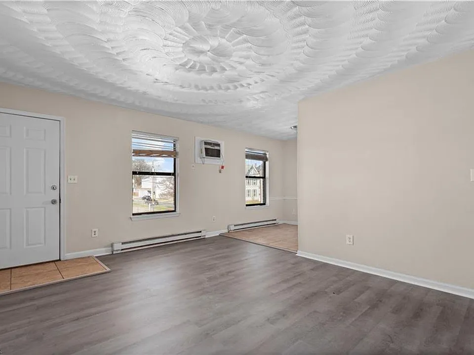 201 W 34th St