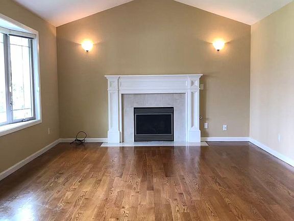 3rd image of 920 Rockdale Dr